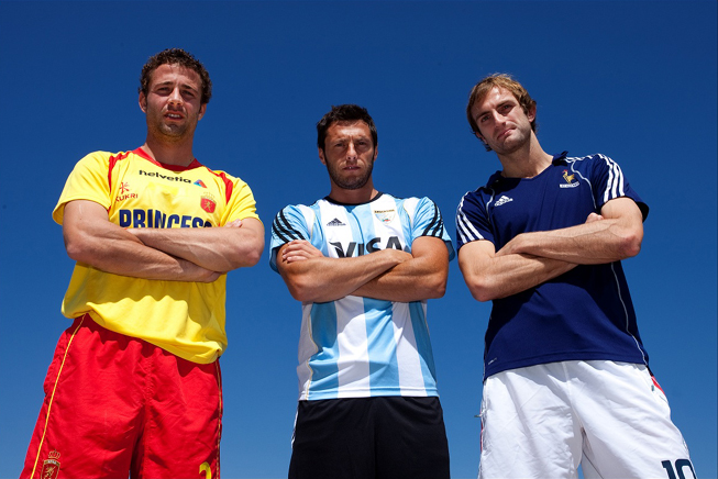 El argentino MatÃas Vila, junto a los capitanes de España, Santiago Freixa (Izq.), y Francia, Arnaud Becuwe (Der.).