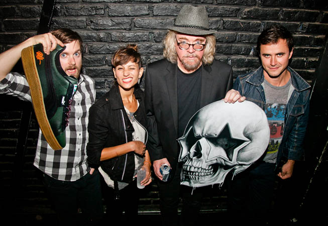 Ron English y la banda canadiense Dragonette en la presentación de la Colección Puma Suede diseñada por el artista.