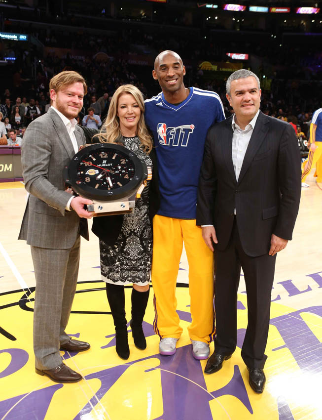 Las autoridades de Hublor junto al jugador Kobe Bryant.