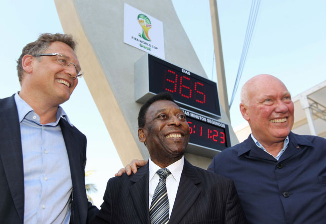 De Izq. a Der.: Jérôme Valcke, Pelé y Jean-Claude Biver.