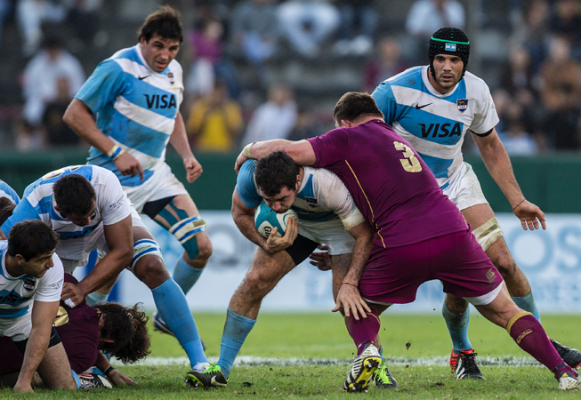 El británico David Wilson frenando el avance de Los Pumas. (Foto: Prensa UAR)