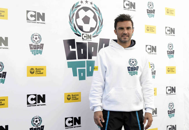 COPA TOON, el campeonato de fútbol organizado por Cartoon Network, cerró su tercera edición con una clínica a cargo de Fabián Cubero, el defensor de Vélez. Más de 70 chicos finalistas participaron de la misma.