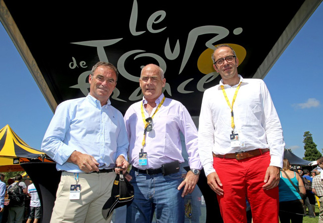 Bernard Hinault junto con Enrique Meyer, Ministro de Turismo de la Nación, y Gregory Murac, director de Relaciones Exteriores de ASO. (Crédito: Prensa Ministerio de Turismo).