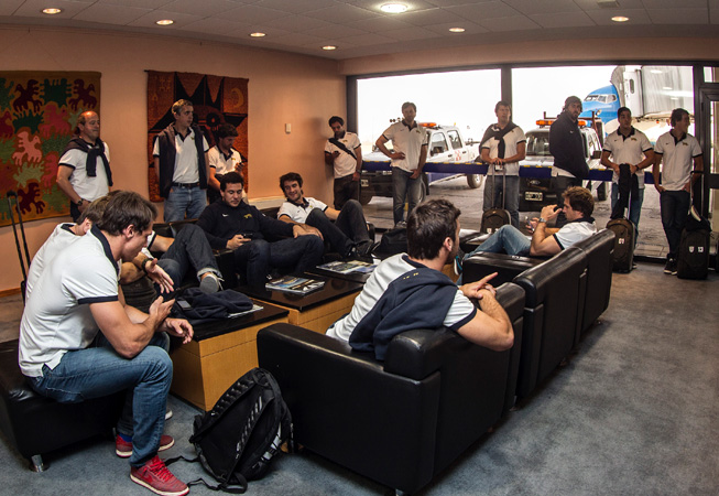 Los jugadores en el aeropuerto. (Foto: Rodrigo Vergara/Prensa U.A.R.)