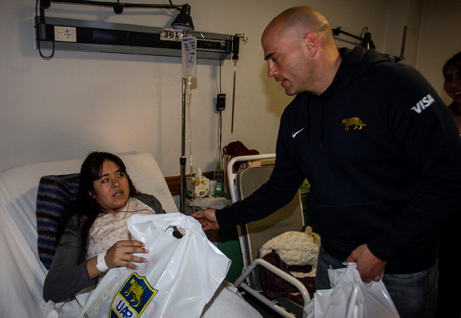 Felipe Contepomi en el Hospital de Salta. (Foto: Rodrigo Vergara/Prensa U.A.R.)