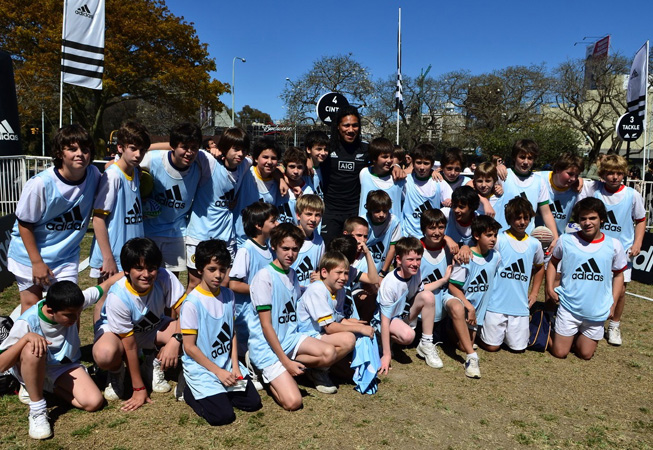 Ma'a Nonu junto a los chicos