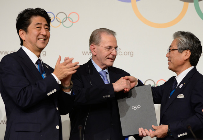 De Izq. a Der.: Shinzō Abe, primer ministro de Japón, Jacques Rogge, presidente del COI, y Tsunekazu Takeda, presidente de la candidatura de Tokio. (Foto: COI).