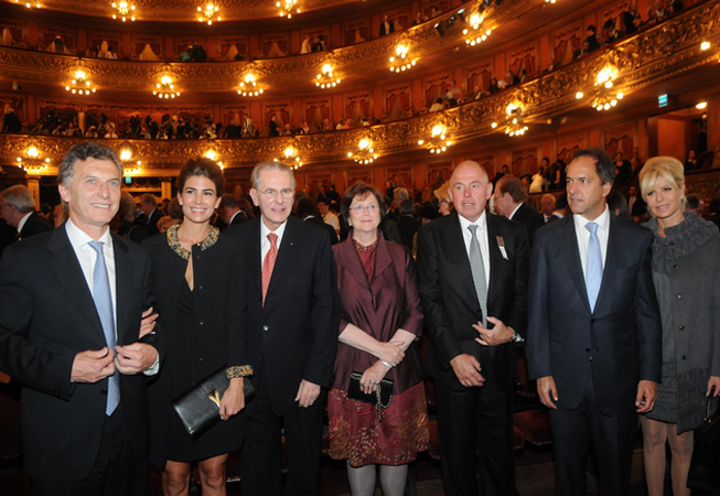 Mauricio Macri acompañado por su esposa Juliana Awada, Jacques Rogge, Gerardo Werthein, Daniel Scioli y su esposa Karina Rabolini.