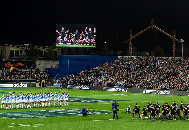 Previo al inicio del match, el momento del tradicional "Haka" de los All Blacks. (Foto: Rodrigo Vergara/U.A.R.)