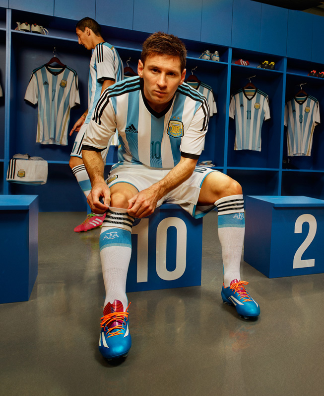 Lionel Messi vistiendo el nuevo kit titular.